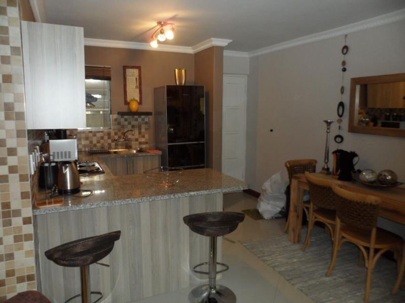 SOPHISTICATED 2 BED FULLY FURNISHED GROUND FLOOR APARTMENT IN BENMORE - Photo 8