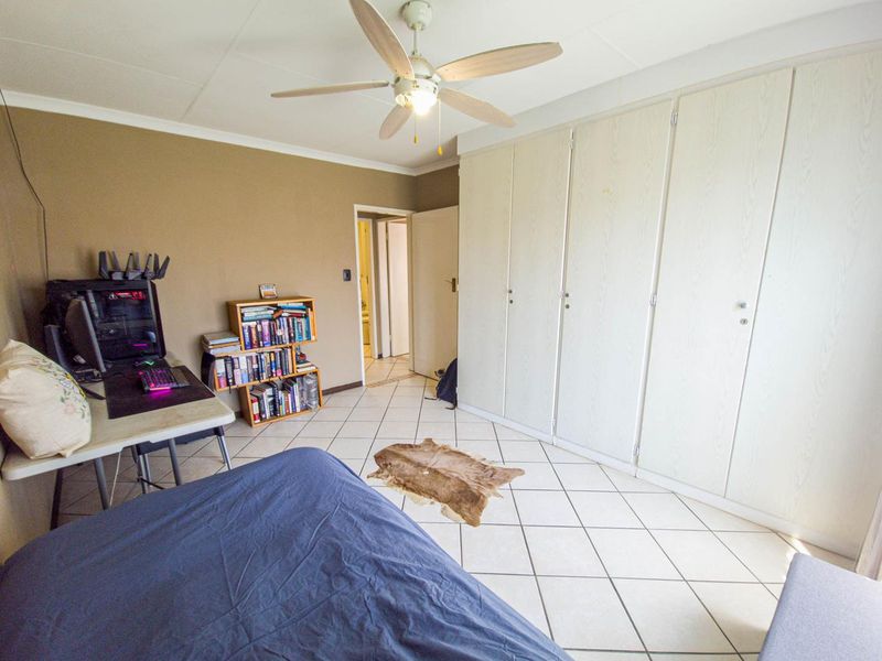 2 Bedroom Townhouse Available in Mooikloof Ridge - Photo 9