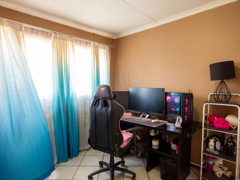 2 bedroom duplex +private garden + garage - GREAT PRICE! - Photo 7