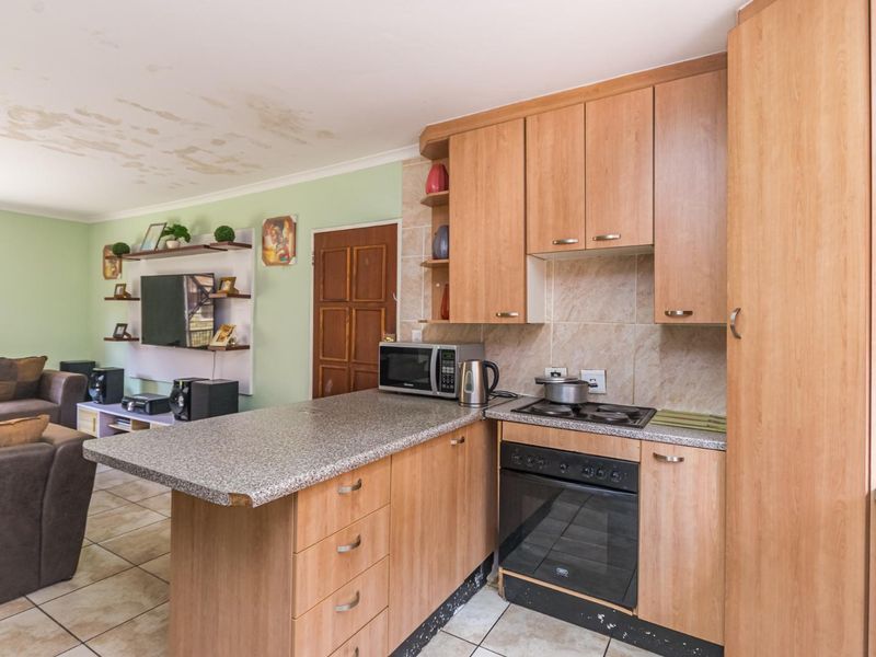 Dream Big - 5-bedroom duplex awaits in a secure complex in Willowbrook - Photo 10