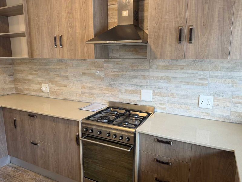 Charming secure 3 bedroom apartment in Fish Hoek - Photo 2