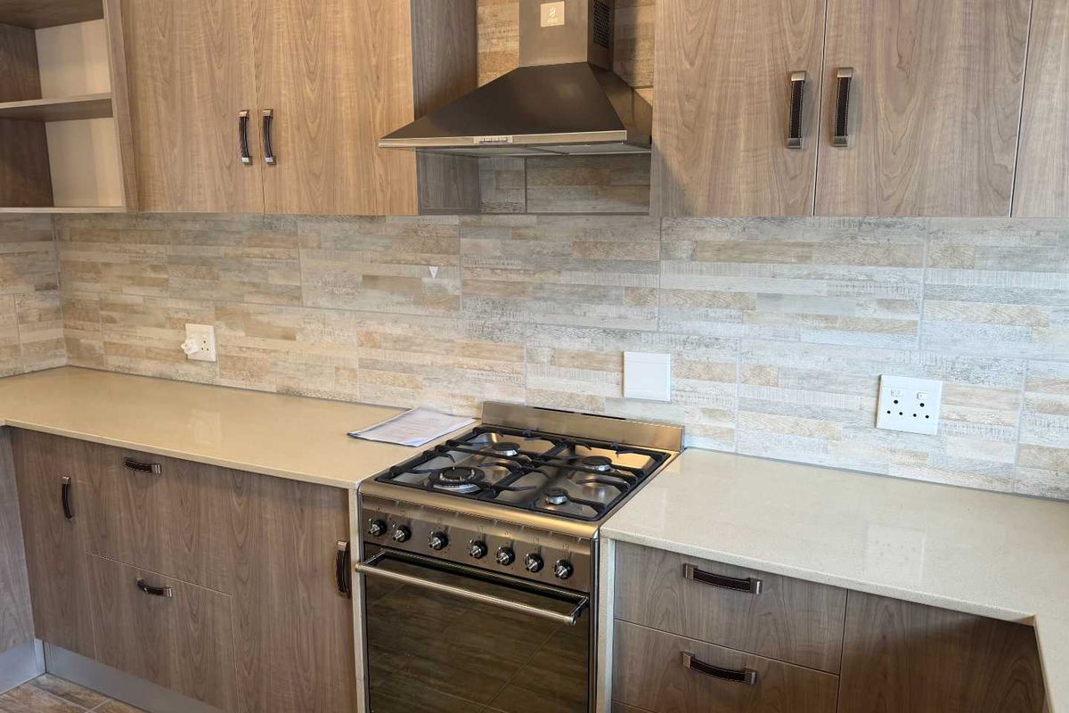 Charming secure 3 bedroom apartment in Fish Hoek - Photo 2