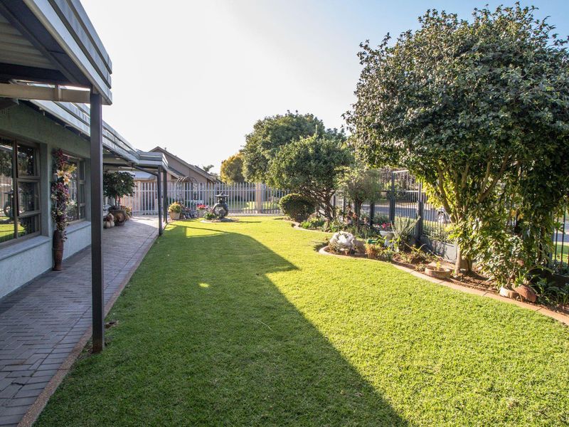 Charming Family Oasis with Pool & Patio in Farrarmere! - Photo 5