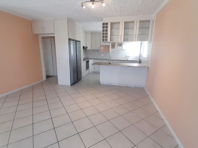 North facing corner unit, all on one level and well maintained with lovely views - Photo 4