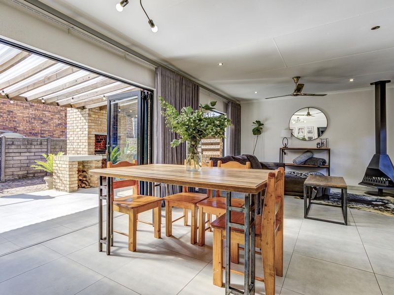 RENOVATED GEM IN ENCLOSED FAMILY FRIENDLY COMMUNITY - Super low levy! - Photo 3