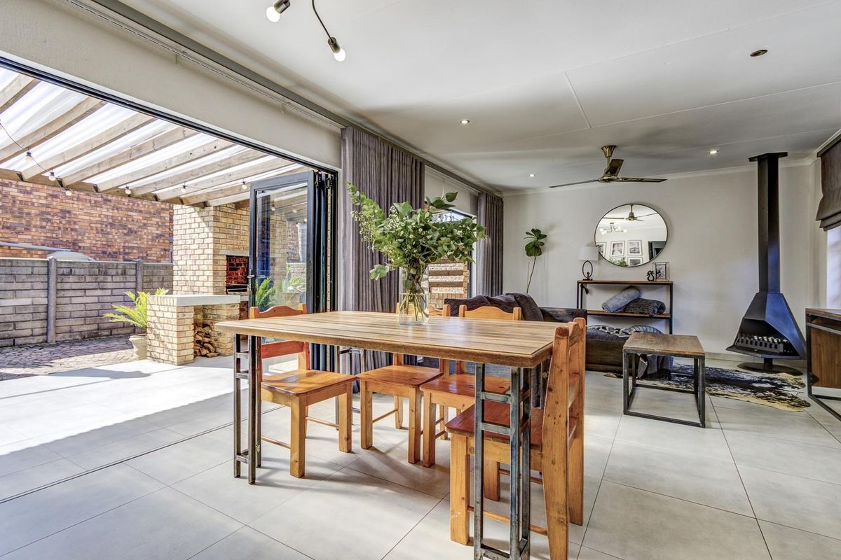 RENOVATED GEM IN ENCLOSED FAMILY FRIENDLY COMMUNITY - Super low levy! - Photo 3