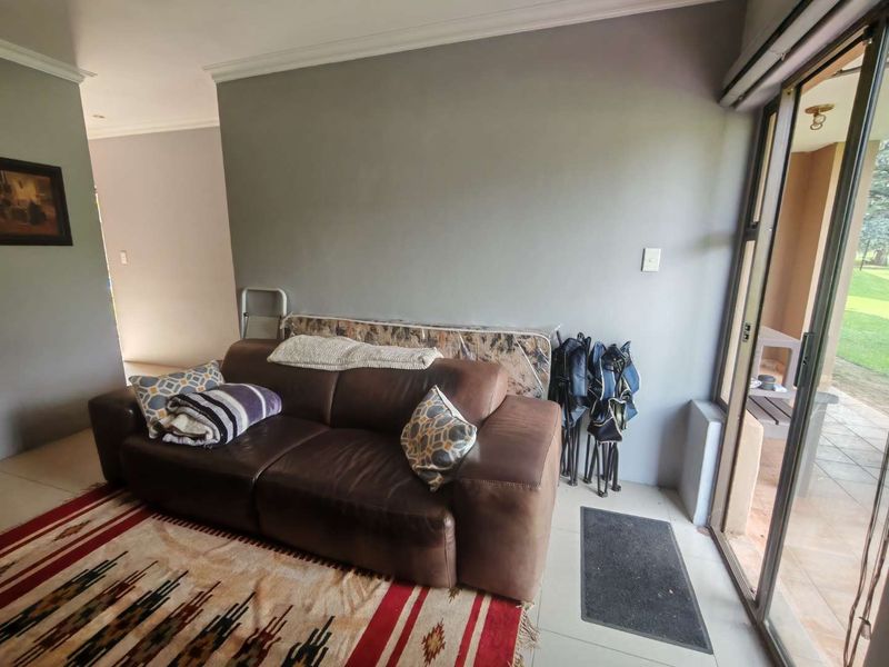 URGENT SALE!!! EXCLUSIVE MANDATE - STUNNING CORNER UNIT - OVERLOOKING THE GOLF ESTATE - Photo 6