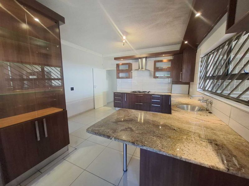 Single level family home - Photo 4