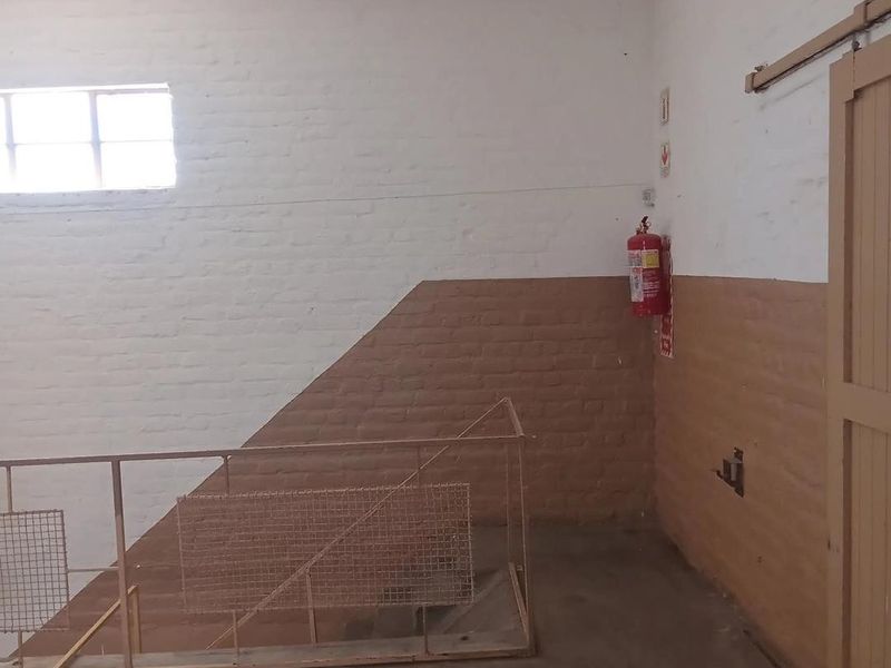 Warehouse with Storeroom - For Sale - Keetmanshoop - Photo 5