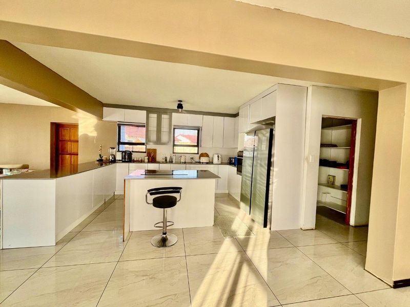 4 Bedroom Double Storey - Photo 5