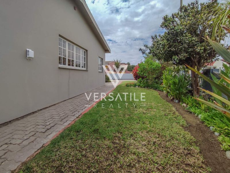 Generous 420sqm Single Level Family Home - Photo 3