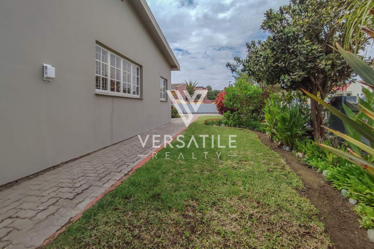 Generous 420sqm Single Level Family Home - Photo 3