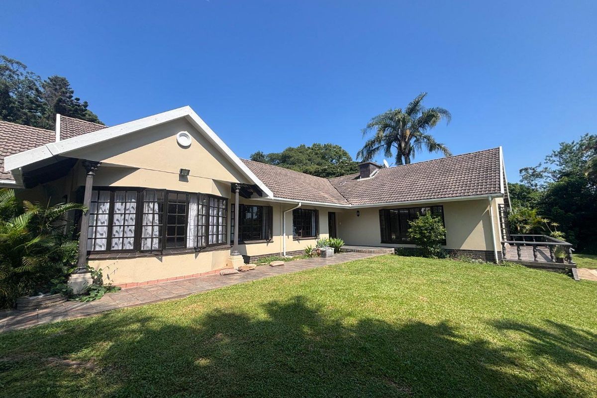 Spacious 4-Bedroom Family Home with Pool & Cottage to Rent in Kloof - Photo 4