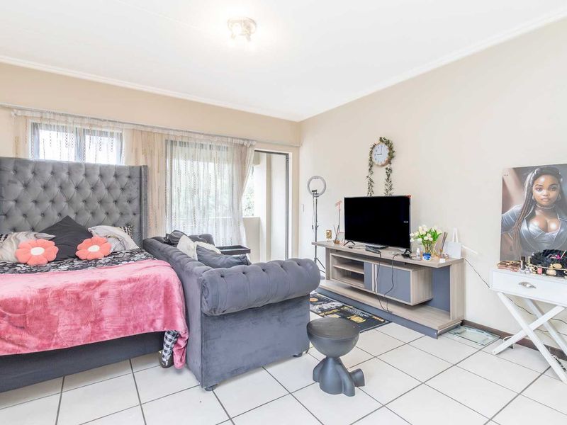 ☀️ Natural Light & Smart Layout - Photo 2