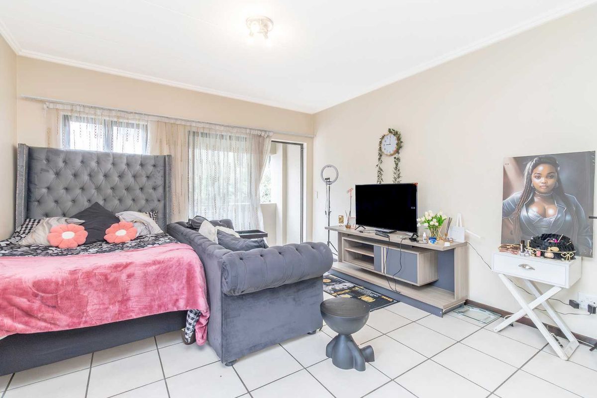 ☀️ Natural Light & Smart Layout - Photo 2