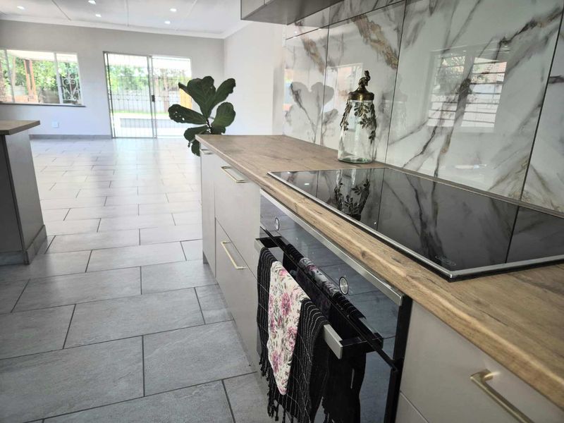 Turnkey Family Home with 2 Income Generating Flats - Perfect Investment - Photo 7