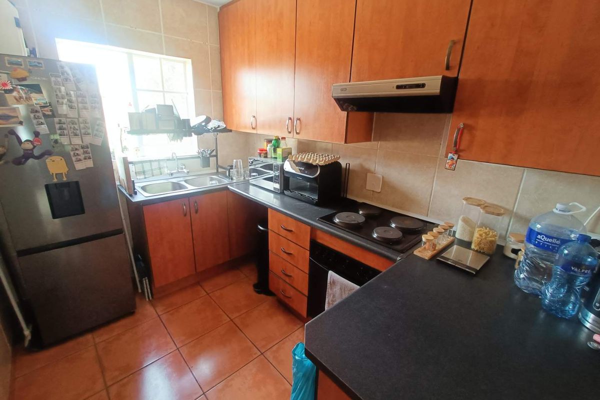 BEAUTIFUL TOWNHOUSE FOR SALE IN SECURE COMPLEX!!!! - Photo 2