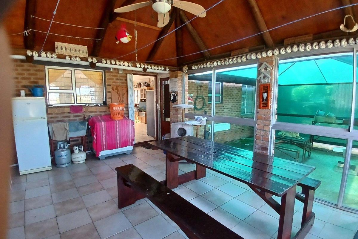 2 HUGE LIVING AREAS AS WELL AS 2 SHADED AREAS - Photo 4