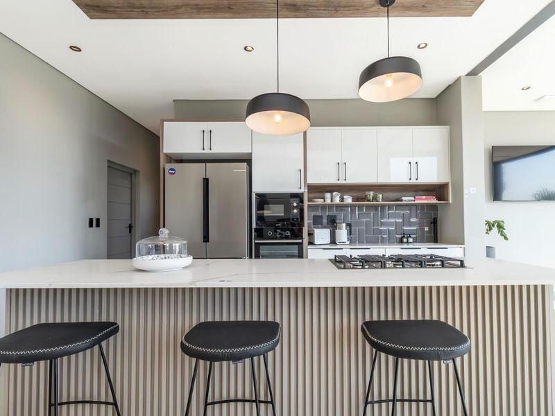 Stylish and sophisticated luxury new home - Photo 5
