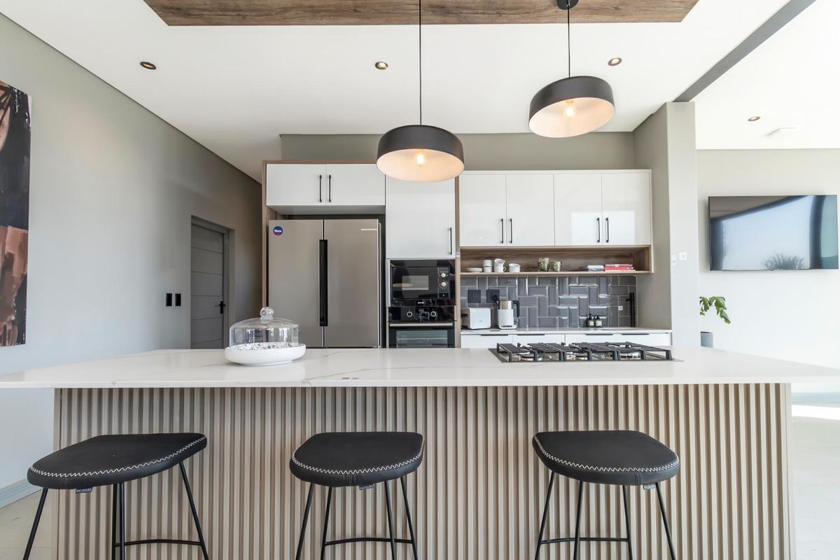 Stylish and sophisticated luxury new home - Photo 5