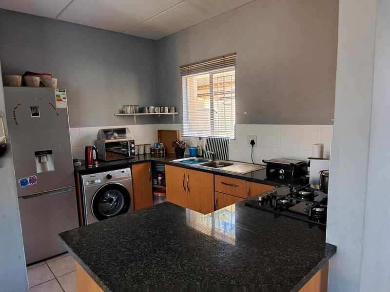 Charming 2-Bedroom Duplex in a Safe and Well-Maintained Complex - Photo 5