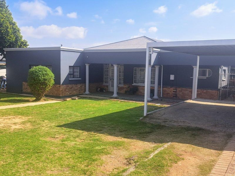 Immaculate multiple-living property for sale in Haddon, Johannesburg South - Photo 2