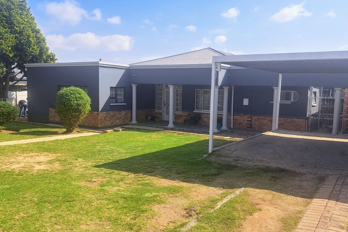 Immaculate multiple-living property for sale in Haddon, Johannesburg South - Photo 2