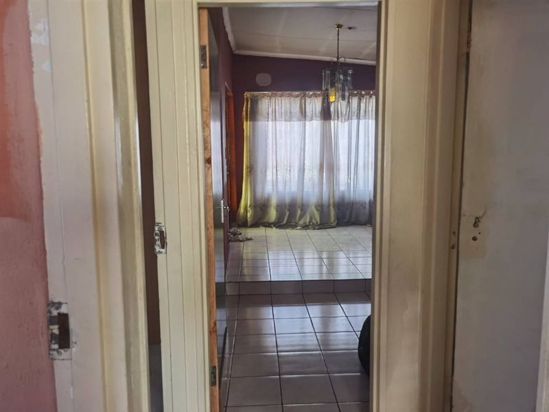 Investment property with 5 outside rooms for sale in Tembisa - Photo 9