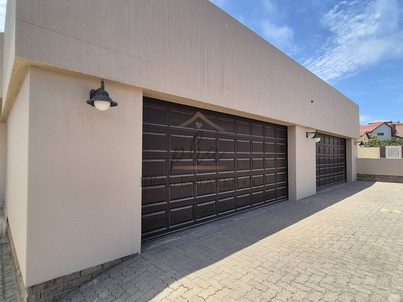 SPACIOUS with versatile Living spaces - Photo 4