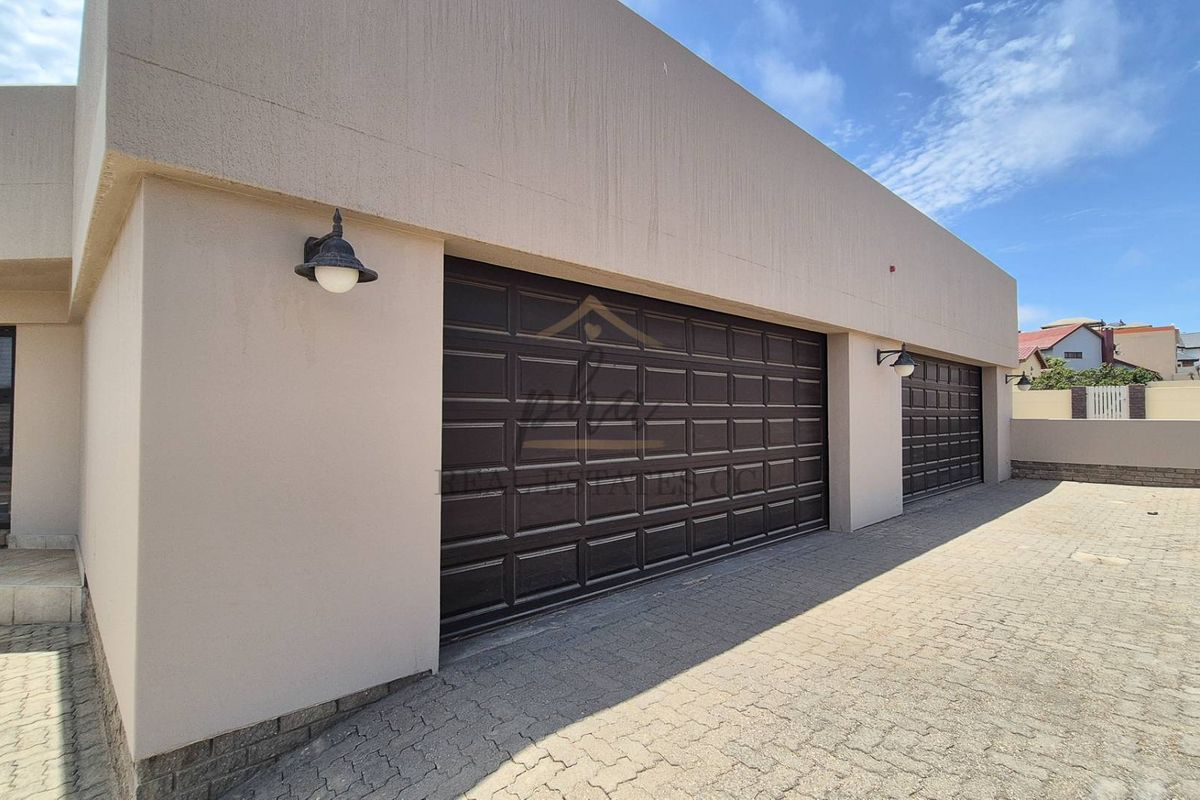 SPACIOUS with versatile Living spaces - Photo 4