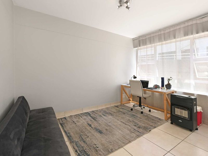 Spacious & Light-Filled 2 bedroom Apartment in the Heart of Gardens - Photo 10