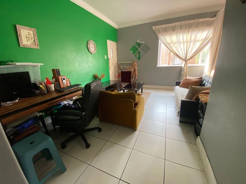 Ready to Move 2 bedroom in a well maintained prime area - Photo 3