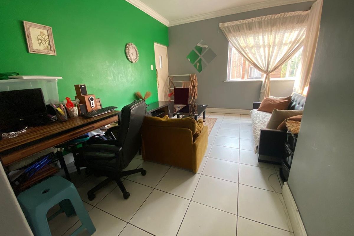Ready to Move 2 bedroom in a well maintained prime area - Photo 3