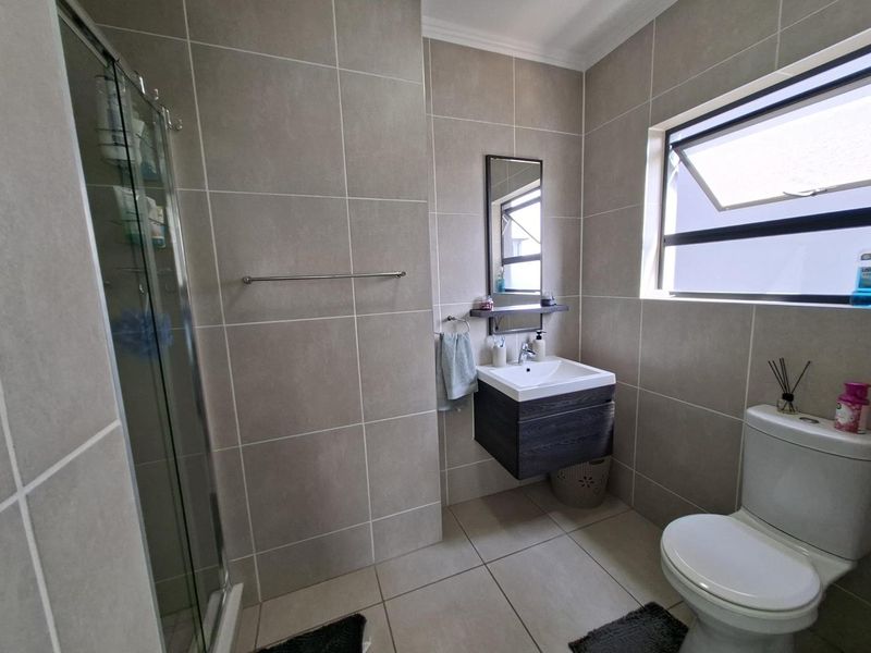 Modern 1st floor 3 Bedroom/2 Bathroom Apartment in secure estate - Photo 5