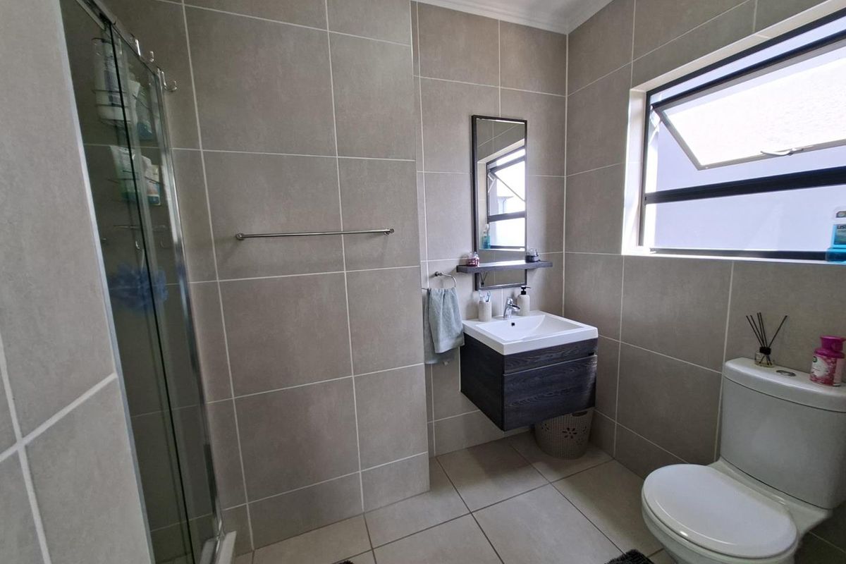 Modern 1st floor 3 Bedroom/2 Bathroom Apartment in secure estate - Photo 5