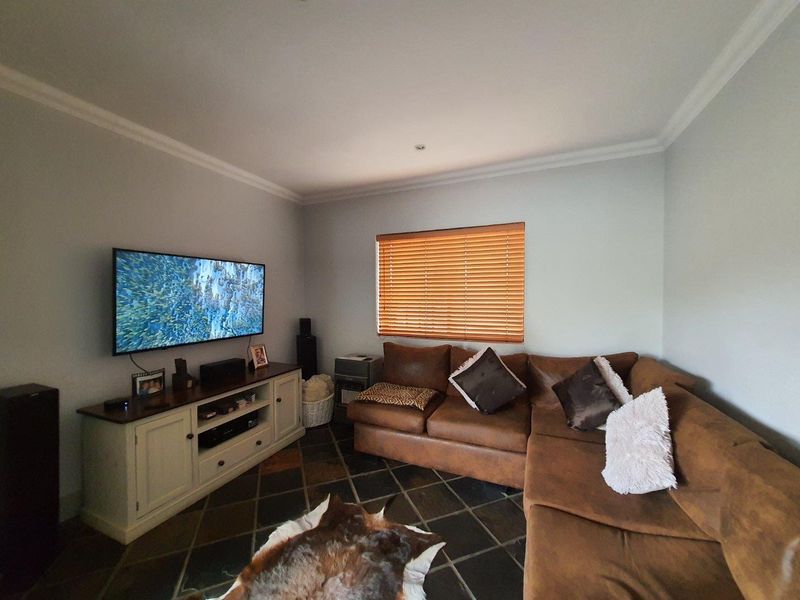 Spacious 3 Bedroom double storey family home with 1 bedroom flat to rent in Oude Westhof - Photo 10