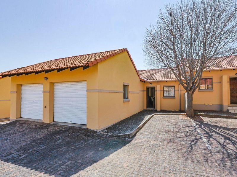 BRIGHT AND SPACIOUS TWO-BEDROOM HOME IN MOOIKLOOF RIDGE ESTATE - Photo 2