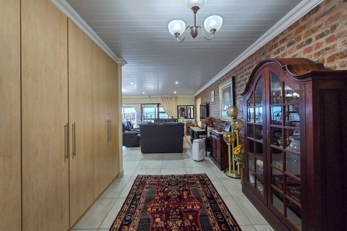 Neat family home for sale in Stilbaai-Wes. - Photo 2