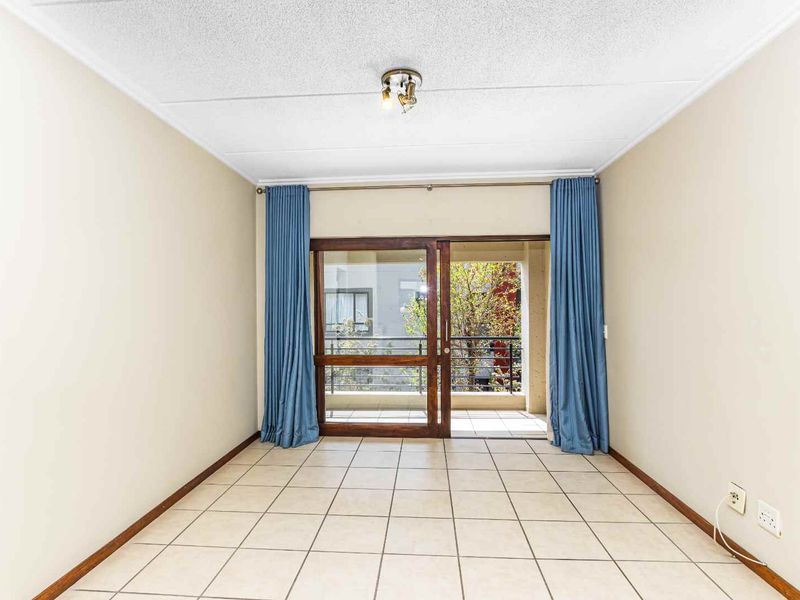 Charming 2 Bedroom Apartment in Secure Complex - Photo 7