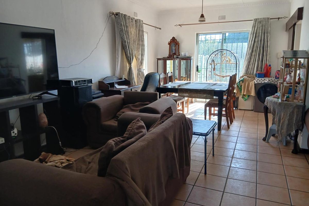 Large family home with 2 granny flats - Photo 3
