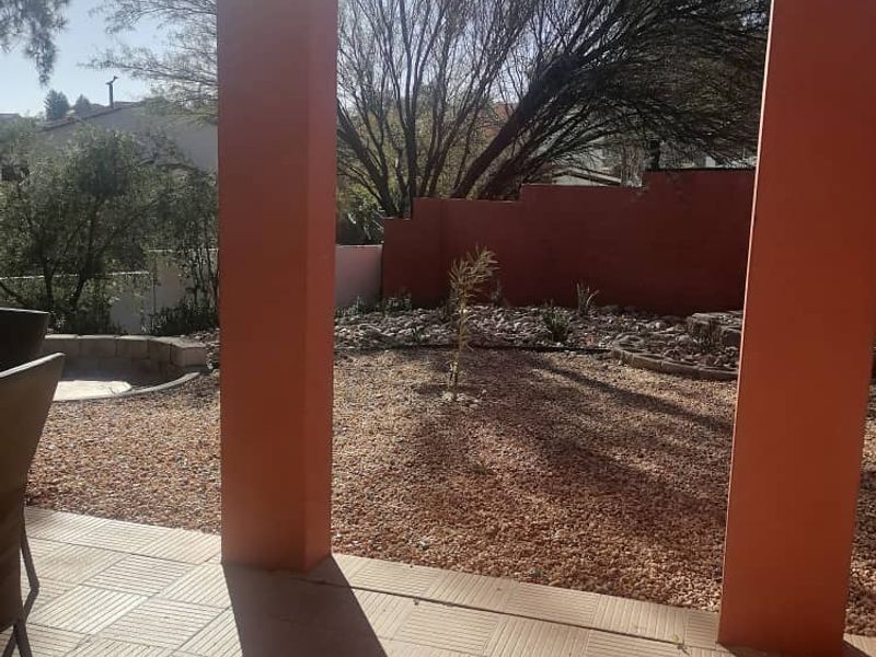 Newly renovated townhouse with stylish modern furnishings - Photo 3