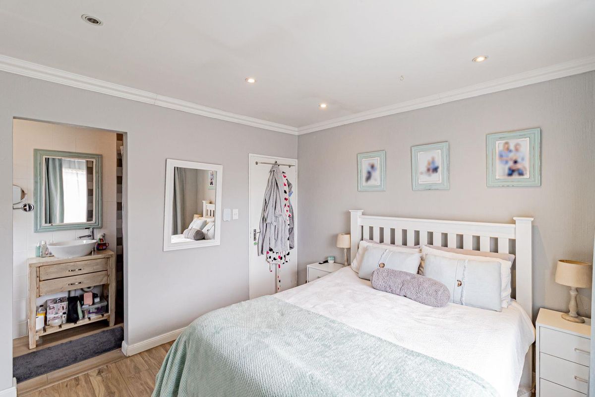NEWLY RENOVATED FREESTANDING TOWNHOUSE WITH LARGE GARDEN IN COMPLEX CHURCHILL COMPLEX - Photo 5
