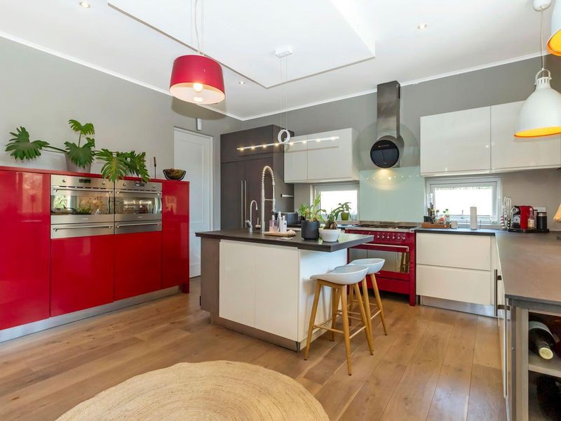 Classic modern day living in waterfall country estate - Photo 10