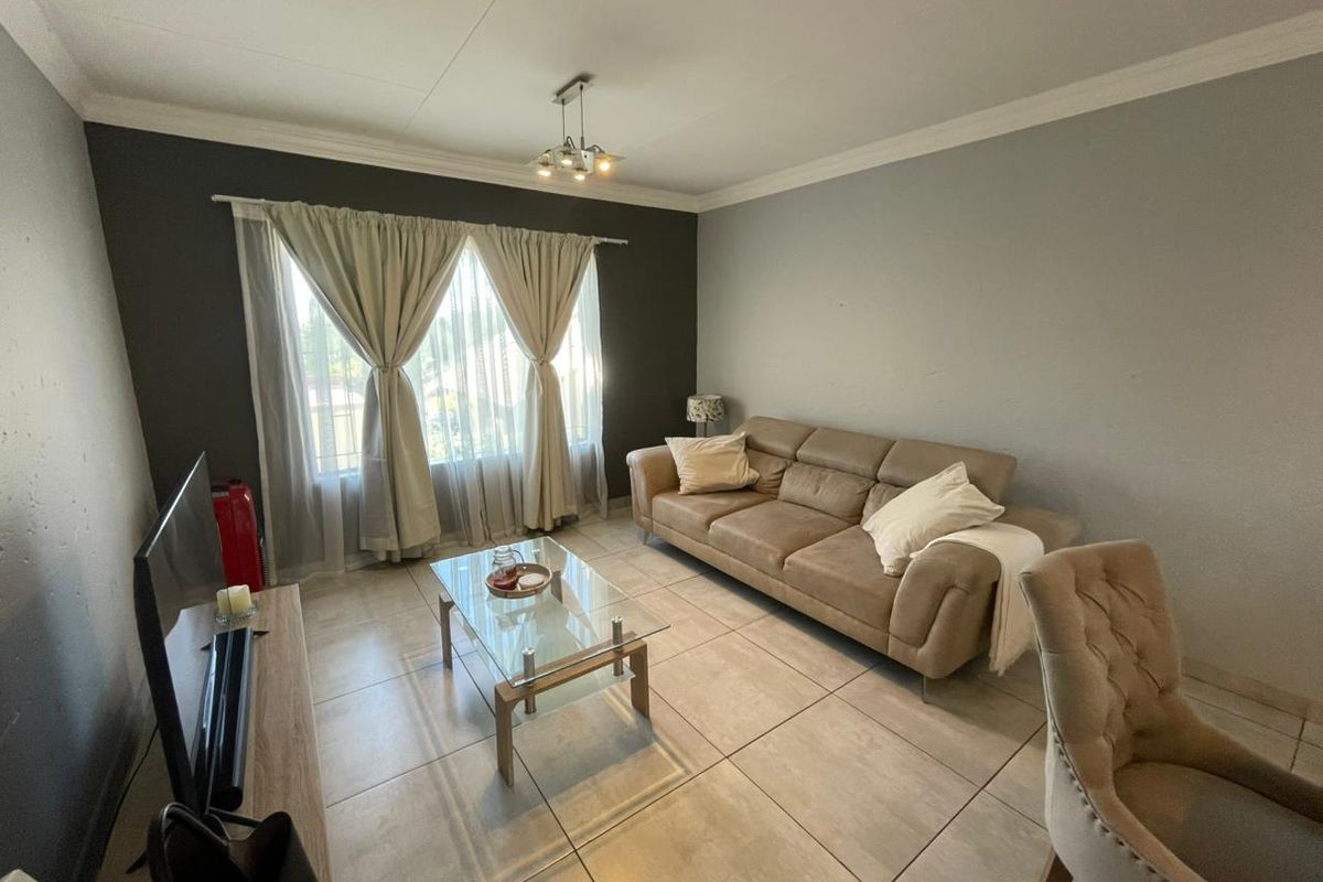 BEAUTIFUL FIRST FLOOR APARTMENT FOR SALE IN ROOIHUISKRAAL NORTH!!! - Photo 4