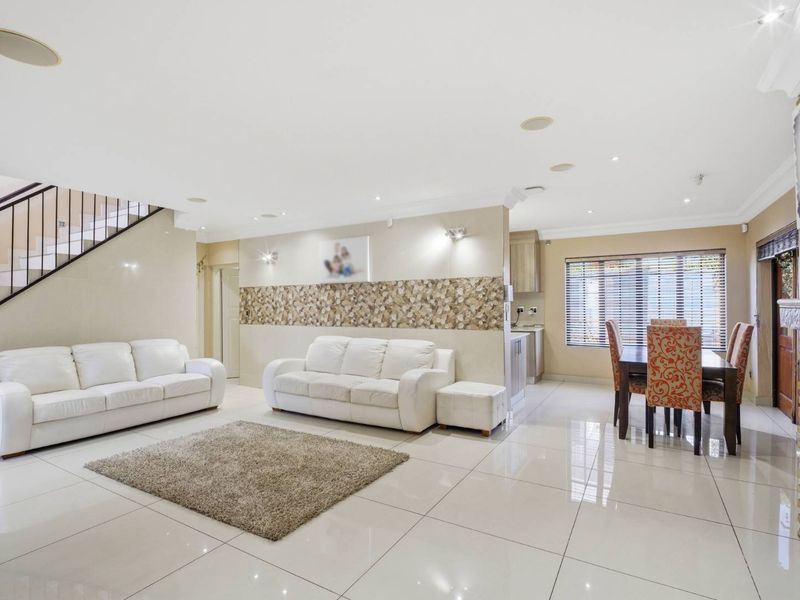 ​Modern Smart Home Masterpiece in Prestigious Lonehill - Photo 3