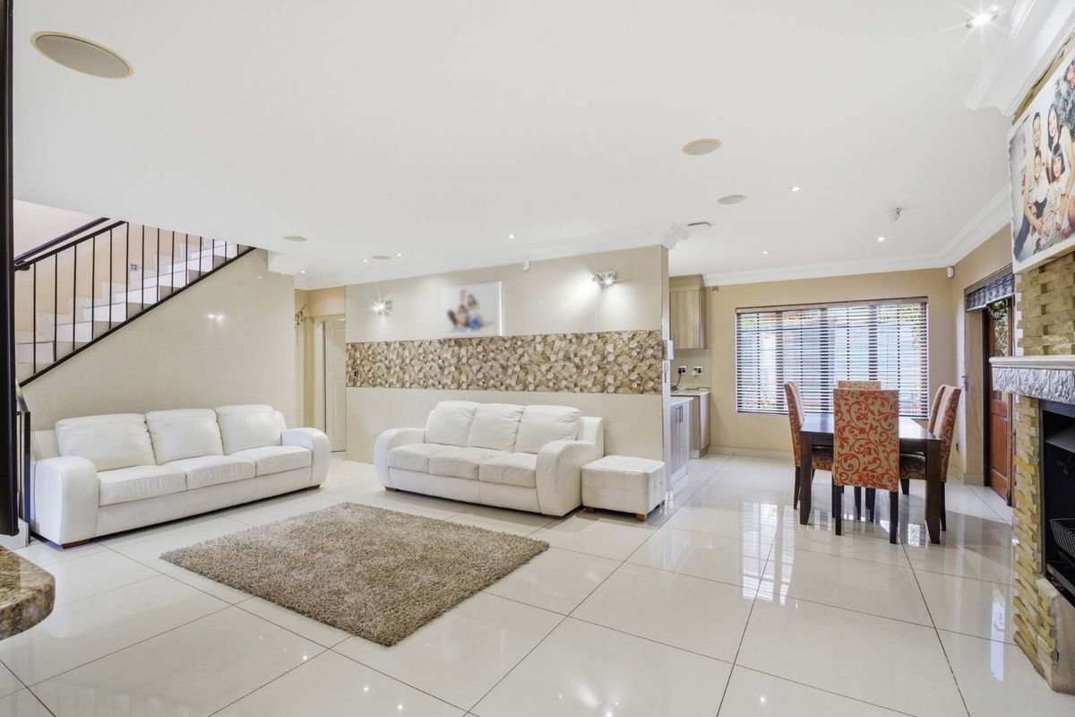 ​Modern Smart Home Masterpiece in Prestigious Lonehill - Photo 3