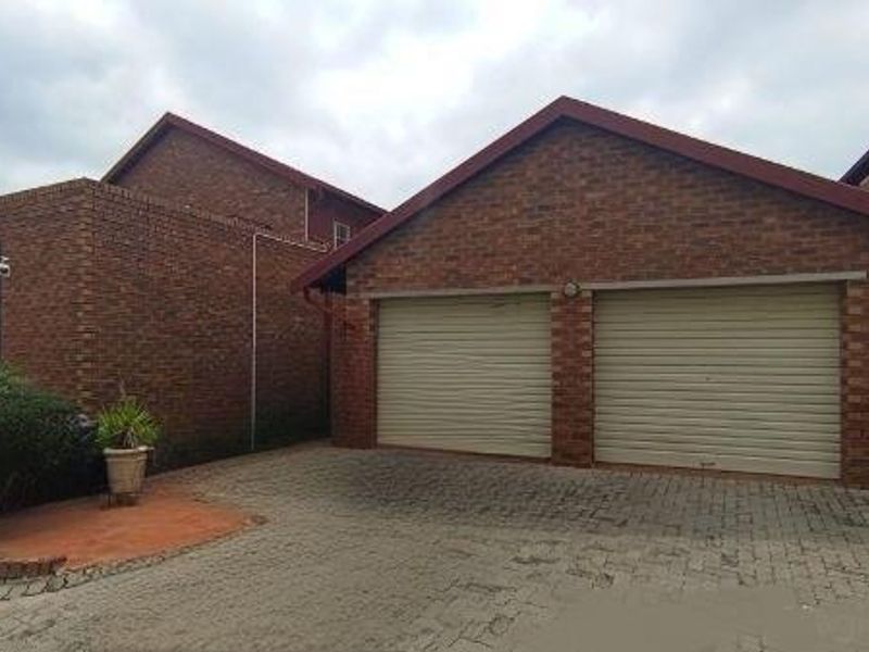 THE REEDS - 2 BEDROOM - 2 LIVING AREAS - Photo 2