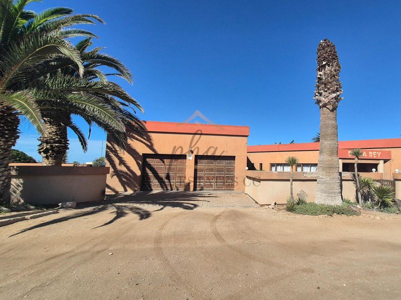 Spacious Home with Separate Flat - Photo 3