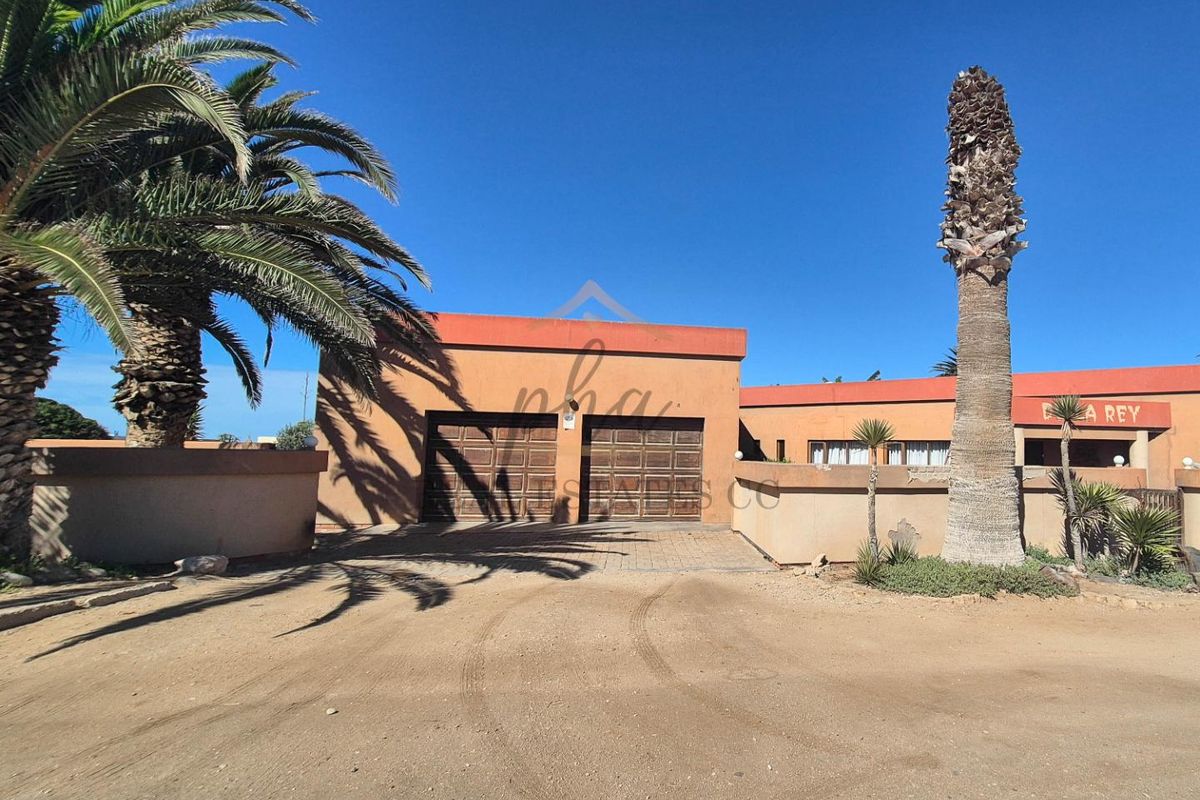 Spacious Home with Separate Flat - Photo 3