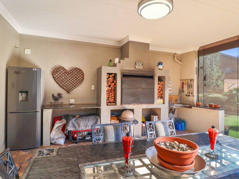 BEAUTIFUL 3 BEDROOM 2 BATHROOM DUET WITH OUTDOOR ENCLOSED ENTERTAINMENT - Photo 3